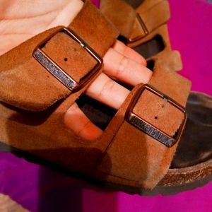 Birkenstock suede sandals. L11M9